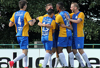 William Acke (rechts) scoorde tweemaal tegen de leider. (© foto archief Jeroen Goolaerts)