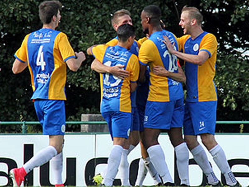 William Acke (rechts) scoorde tweemaal tegen de leider. (© foto archief Jeroen Goolaerts)