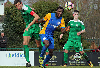 Jonathan Lusadusu gaat in duel met Pieter Jacobs. (© foto Jeroen Goolaerts)