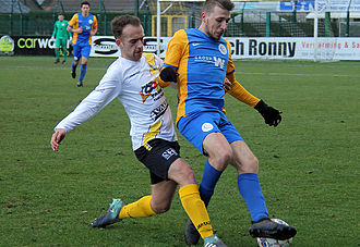 Arno Claes schermt de bal af voor thuisspeler Stijn Deckers. (© foto Jeroen Goolaerts)