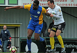 Ado Bushiri wordt foutief afgestopt door Jelle Vanratingen. (© foto Jeroen Goolaerts)