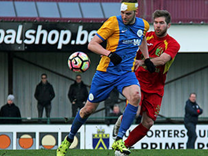 William Acke, die in de klappen deelde, wordt geschaduwd door Nicholas Appeltans. (© foto Jeroen Goolaerts)