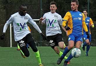 Doelpuntenmaker Arno Claes wordt opgejaagd door Chris Mpati. (© foto Jeroen Goolaerts)