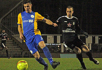 Piet Dirix wordt geschaduwd door thuisspeler Brent Torbeyns. (© foto Jeroen Goolaerts)