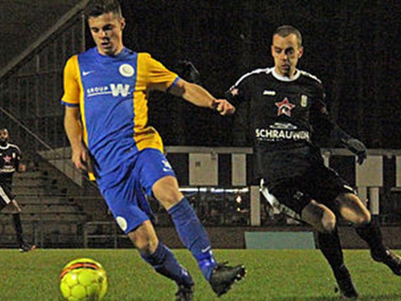 Piet Dirix wordt geschaduwd door thuisspeler Brent Torbeyns. (© foto Jeroen Goolaerts)