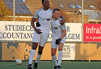 Ado Bushiri viert z’n tweede doelpunt met Arno Claes. (© foto Jeroen Goolaerts)