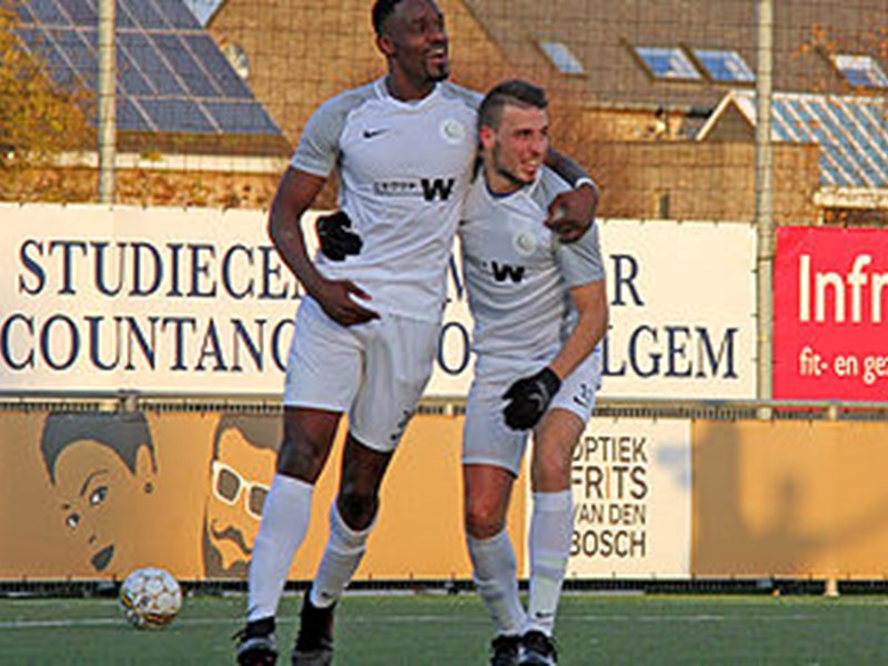 Ado Bushiri viert z’n tweede doelpunt met Arno Claes. (© foto Jeroen Goolaerts)