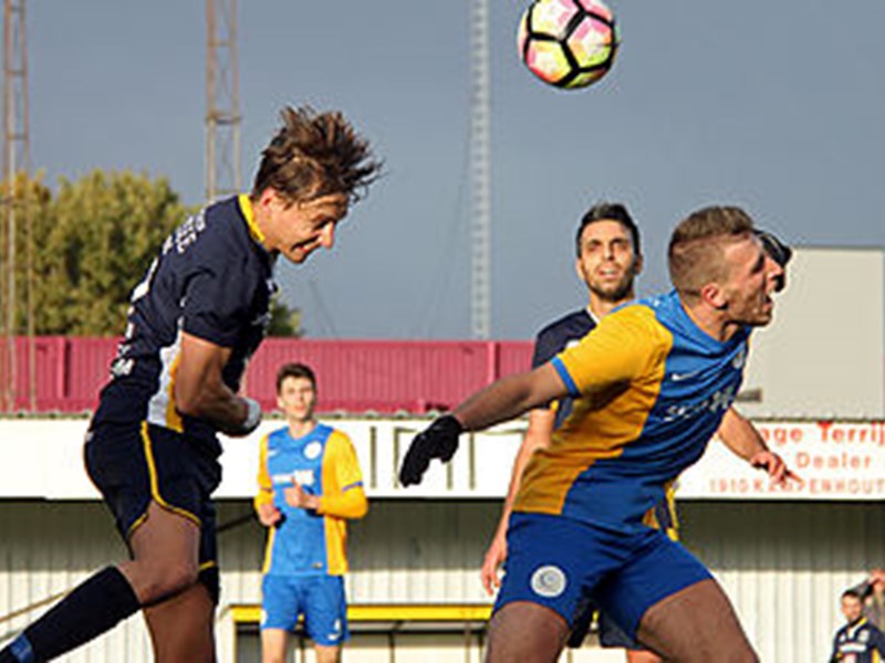 Een bitsig kopduel tussen Stan Croonen en Arno Claes. (© foto Jeroen Goolaerts)