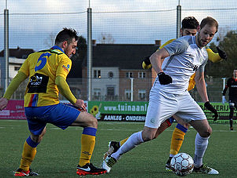 William Acke wordt geschaduwd door Emre Aydemir en Burak Kardes. (© foto Jeroen Goolaerts)