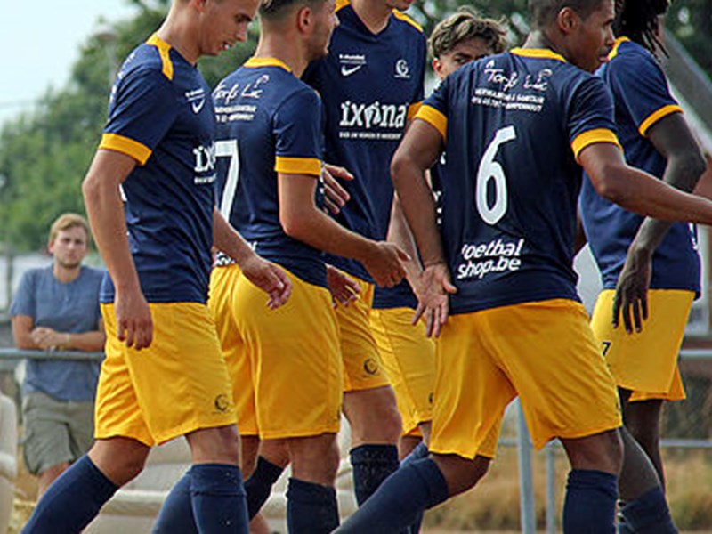 Geen stunt voor Sporting in Tongeren; Stein Lemmens (midden) kreeg zelfs rood. (© foto archief Jeroen Goolaerts)