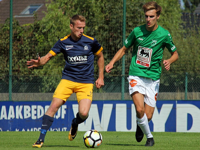 Nik Vangrunderbeeck voelt de hete adem van Sibren Mertens. (© foto Jeroen Goolaerts)