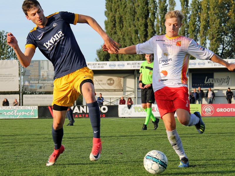 Een duel tussen Stein Lemmens en thuisspeler Jordi Loncke. (© foto Jeroen Goolaerts)