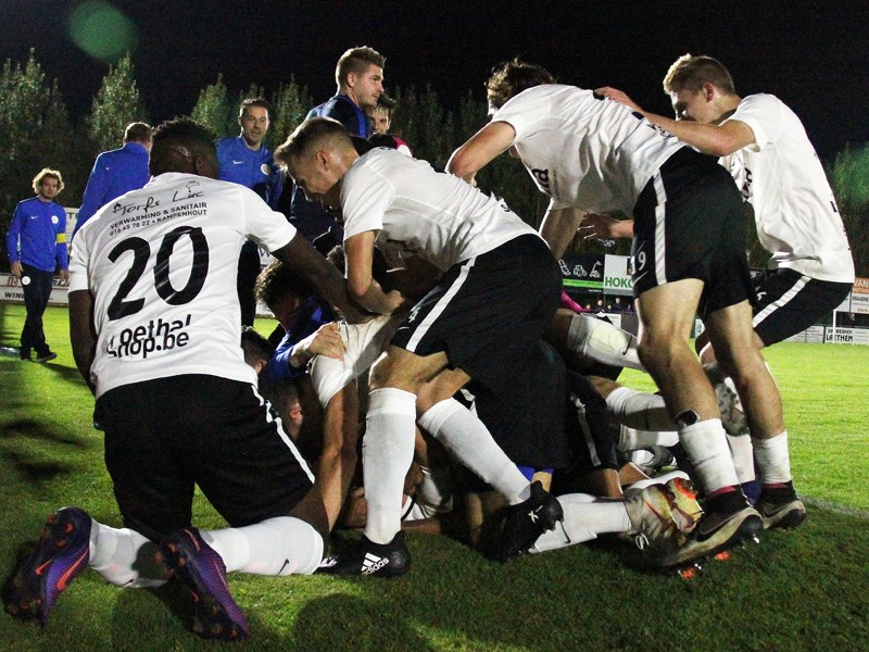 Nik Vangrunderbeek werd na de 1-3 bedolven door de ploegmaats. (© foto Jeroen Goolaerts)