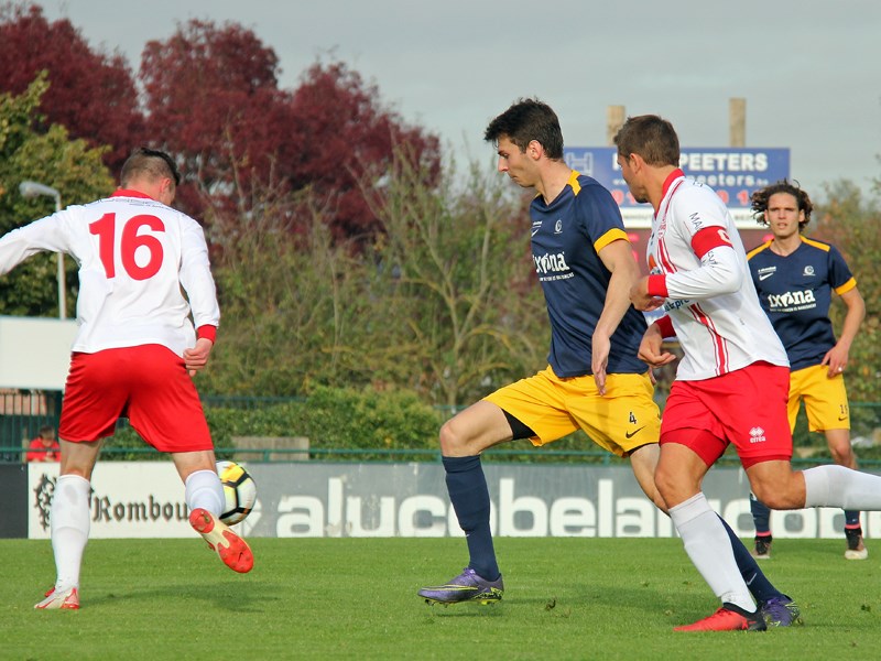 Stein Lemmens probeert zich door te zetten tussen twee bezoekers. (© foto Jeroen Goolaerts)