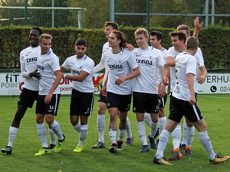 Vreugde bij Sporting na de 0-3 van Johan Yangassa (links). (© foto Jeroen Goolaerts)