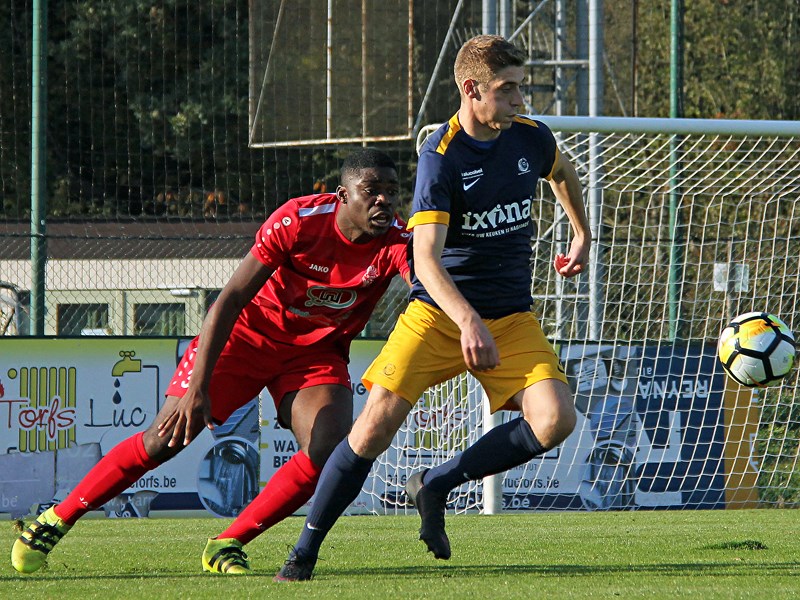 Lionel Segers wordt van dichtbij gevolgd door Kenny Nsumbu Mpaka. (© foto Jeroen Goolaerts)