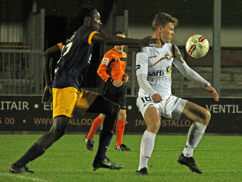 Johan Yangassa zit thuisspeler Yoran Bliki op de hielen. (© foto Jeroen Goolaerts)