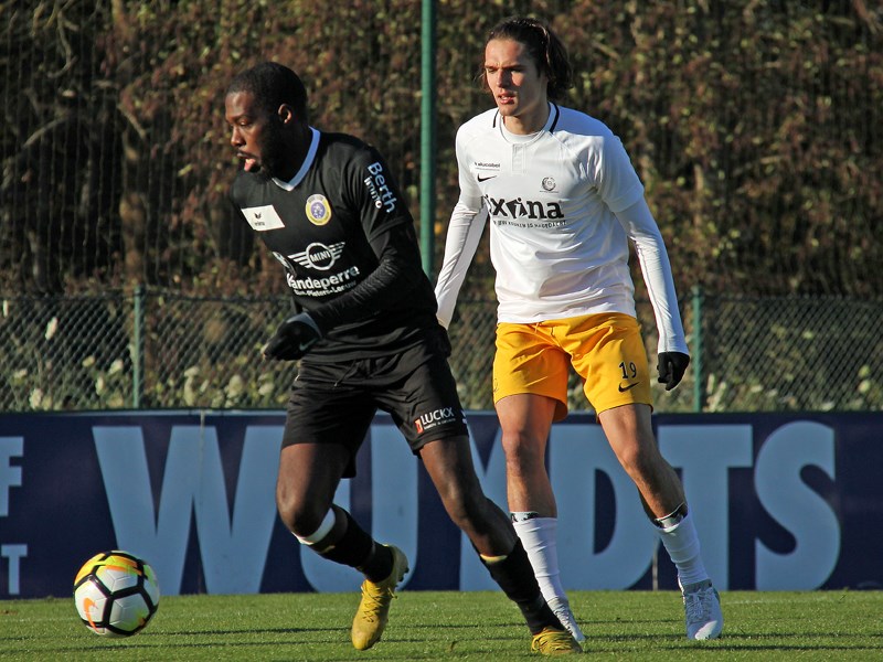 Foto: Arseny Avetisov zit bezoeker Avansey Ngadrira op de hielen. (© foto Jeroen Goolaerts)