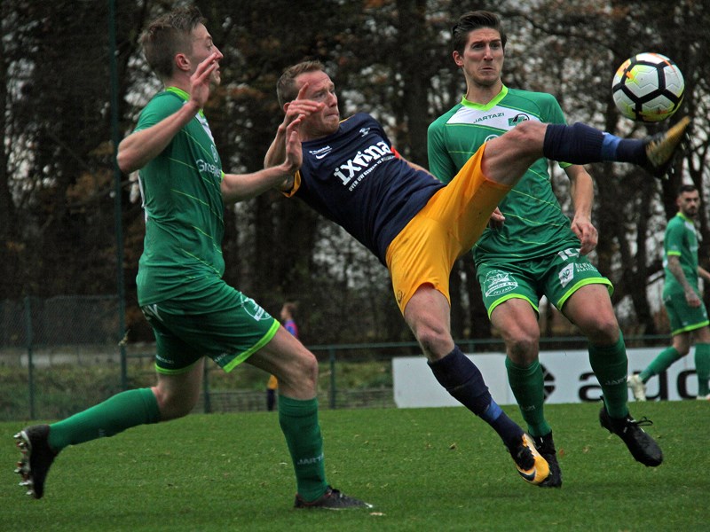 Nik Vangrunderbeek controleert spectaculair tussen bezoekers Cools-Ceuppens en Van Buyten. (© foto Jeroen Goolaerts)