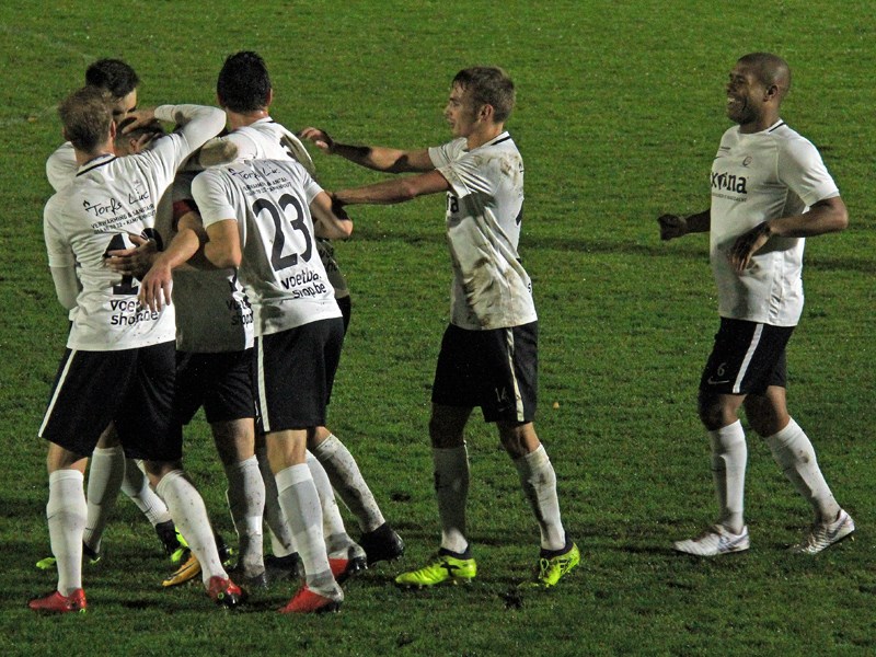 Sporting viert het doelpunt van Nik Vangrunderbeek. (© foto Jeroen Goolaerts)