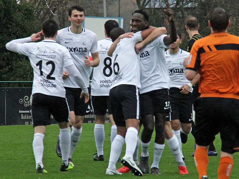 Foto: Johan Yangassa bracht Sporting al na goed één minuut op voorsprong. (© foto Jeroen Goolaerts)