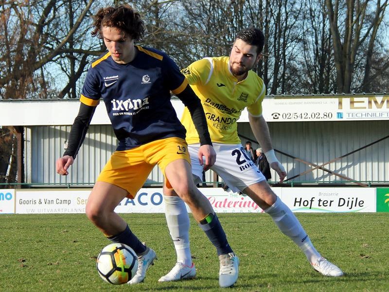 Foto: Arseny Avetisov houdt bezoeker Muhamet Rushiti af. (© foto Jeroen Goolaerts)