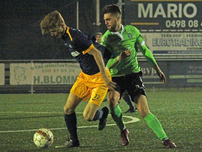 Foto: Art Meylemans draait weg van thuisspeler Jason Neu. (© foto Jeroen Goolaerts)