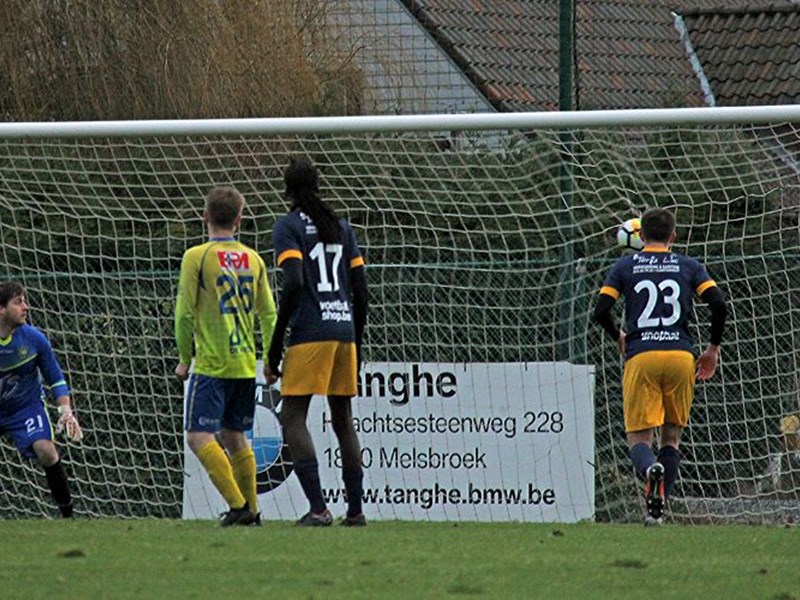 Foto: Met deze vrije trap scoorde Nik Vangrunderbeek de gelijkmaker. (© foto Jeroen Goolaerts)