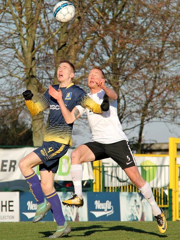 Foto: Een kopduel tussen Anthony De Marrée en Nik Vangrunderbeek. (© foto Jeroen Goolaerts)
