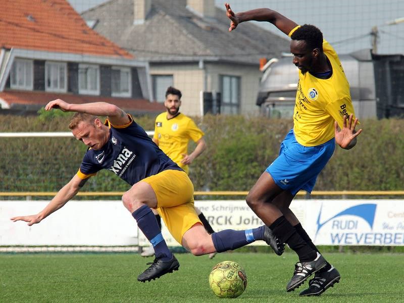 Foto: Oumar Diakhite met de fout op Nik Vangrunderbeek. (© foto Jeroen Goolaerts)