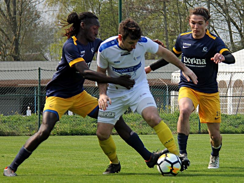 Foto: De Rudder probeert zich door te zetten tussen Yangassa en Avetisov. (© foto Jeroen Goolaerts)