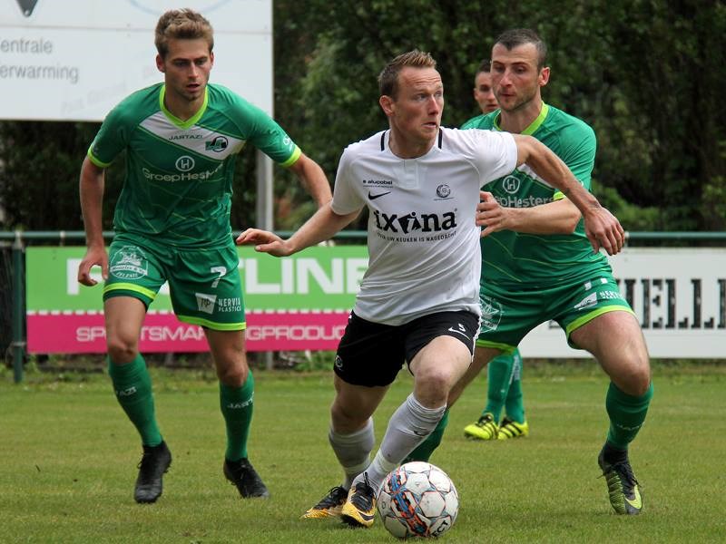 Foto: Vangrunderbeek zet zich door tussen Notteboom en Ampe. (© foto Jeroen Goolaerts)