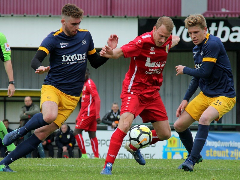 Foto: Bezoeker Ken Van Damme tussen Ainsley Marien en Tom Goovaerts. (© foto Jeroen Goolaerts)