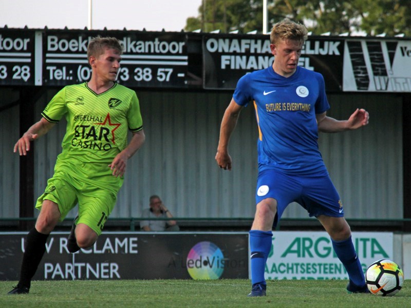 Foto: Tom Goovaerts schermt de bal af. (© foto Jeroen Goolaerts)