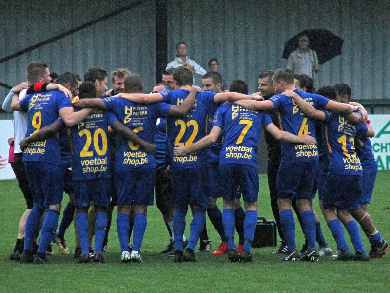 Foto: Sporting viert de kwalificatie in de gietende regen. (© foto Jeroen Goolaerts)