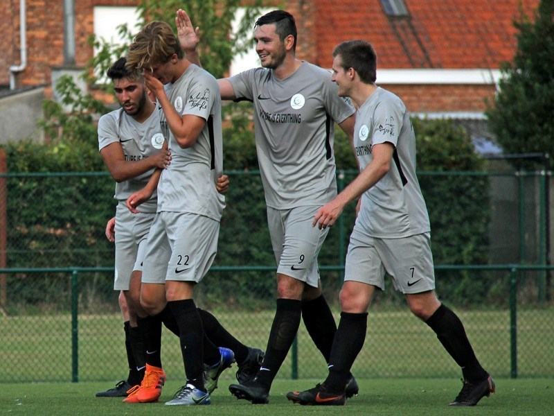 Foto: Nick Van Belle (midden) maakte de tweede goal voor Sporting. (© foto archief Jeroen Goolaerts)