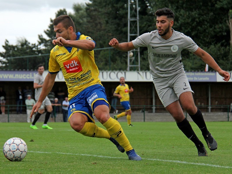 Foto: Thuisspeler Koen Pouillon schermt de bal af voor Adil Aba Yahya. (© foto Jeroen Goolaerts)
