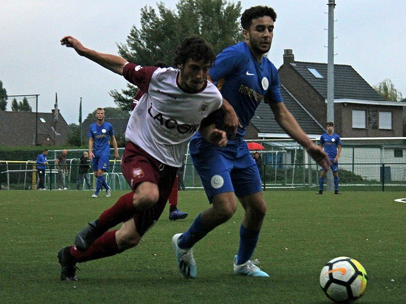Foto: Ilias Assalhi gaat in duel met Kamiel Houben. (© foto Jeroen Goolaerts)