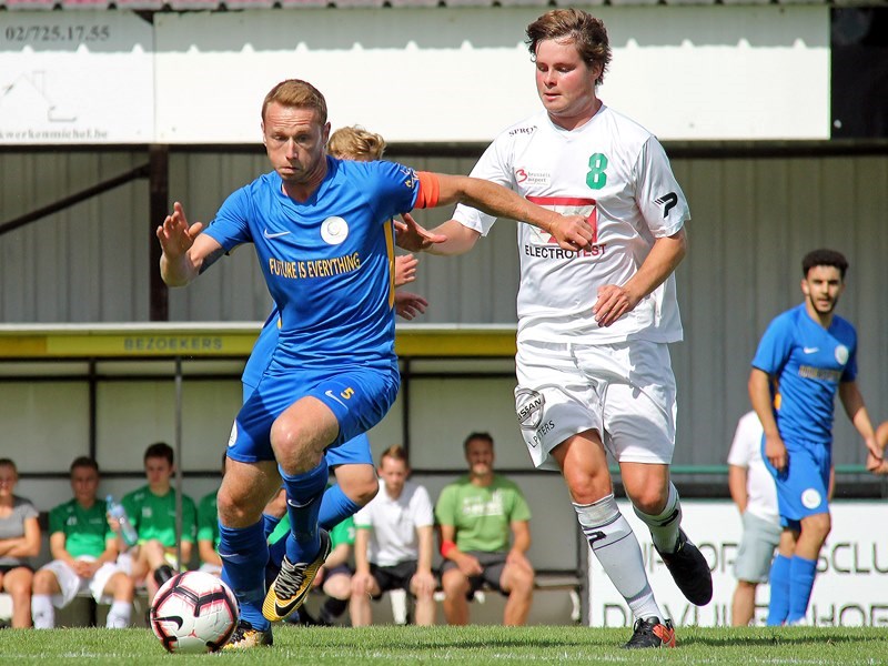 Foto: Nik Vangrunderbeek is sneller dan bezoeker Jens Theeuwen. (© foto Jeroen Goolaerts)