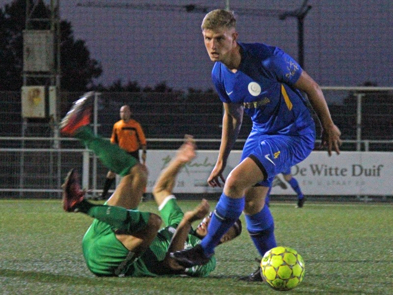 Foto: Robbe De Backer zet thuisspeler Nassim Miri opzij. (© foto Jeroen Goolaerts)
