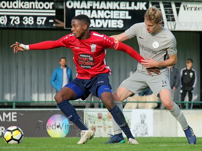 Foto: Tom Goovaerts schaduwt bezoeker Alphonse Samutondo. (© foto Jeroen Goolaerts)