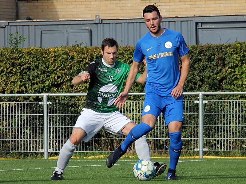 Foto: Dimitri Nijs probeert Nick Van Belle de bal af te snoepen. (© foto Jeroen Goolaerts)