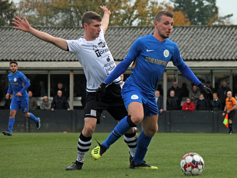 Foto: Arno Claes met thuisspeler Nils Wosky in de rug. (© foto Jeroen Goolaerts)