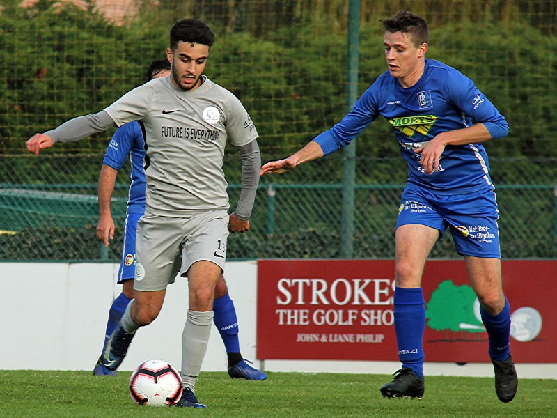 Foto: Ilias Assalhi schermt de bal af voor Robbe Hoymans. (© foto Jeroen Goolaerts)
