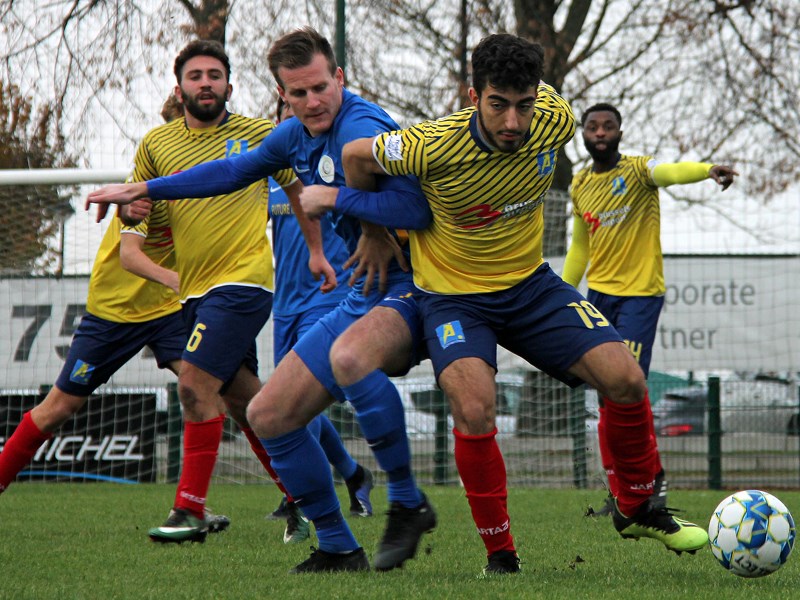 Foto: Maxim Put in een stevig duel met Sant Demirciyan. (© foto Jeroen Goolaerts)