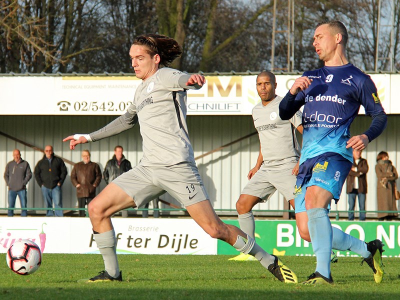 Foto: Arseny Avetisov is sneller op de bal dan Steve Desaegher. (© foto Jeroen Goolaerts)
