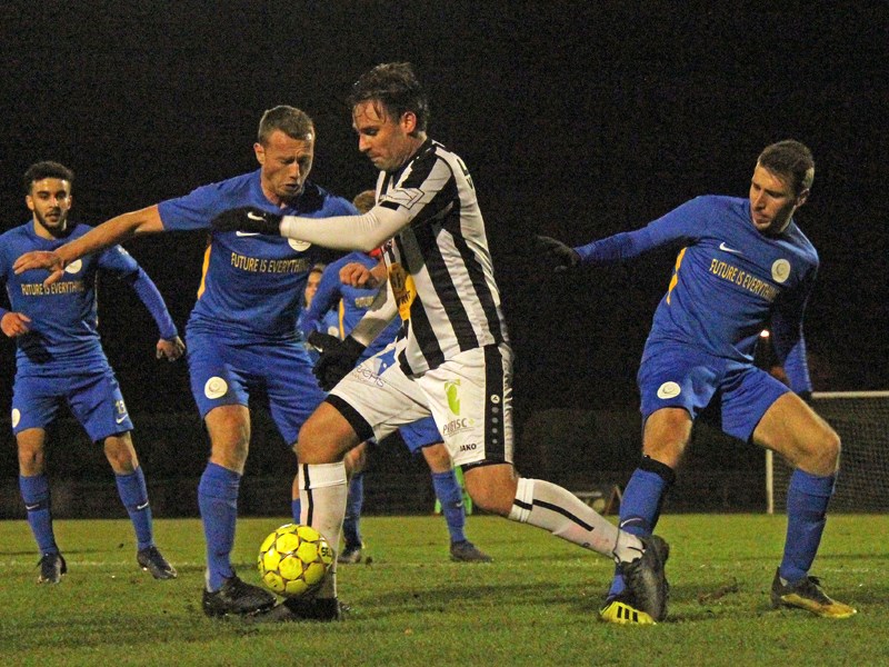 Foto: Nik Vangrunderbeek en Arno Claes vangen Vincent Vergauwen op. (© foto Jeroen Goolaerts)