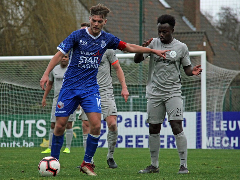 Foto: Moding schermt de bal af voor Hakizimana. (© foto Jeroen Goolaerts)