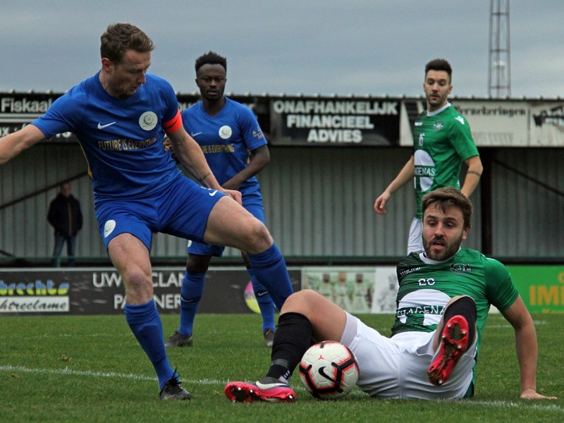 Foto: Roosbeek gaat zitten bij een duel met Vangrunderbeek. (© foto Jeroen Goolaerts)