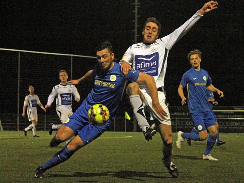 Foto: Van Belle wordt op de huid gezeten door Devijver. (© foto Jeroen Goolaerts)